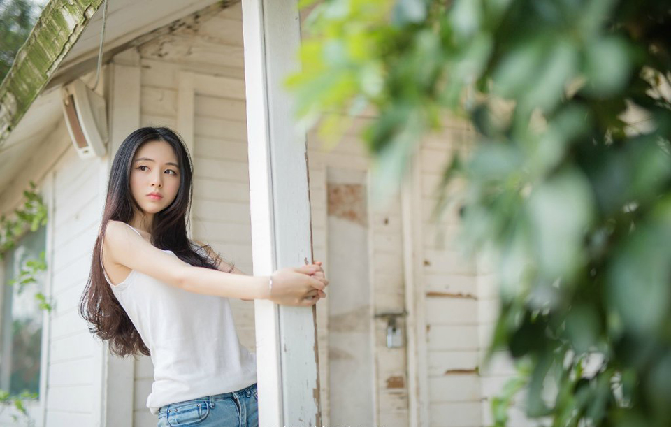 友谊能使人同舟共济，友谊能使人生活充实，五彩缤纷。